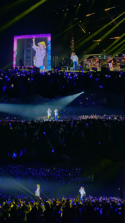 Phần biểu diễn của thần tượng th&ecirc;m thăng hoa cảm x&uacute;c giữa biển lightstick m&agrave;u xanh