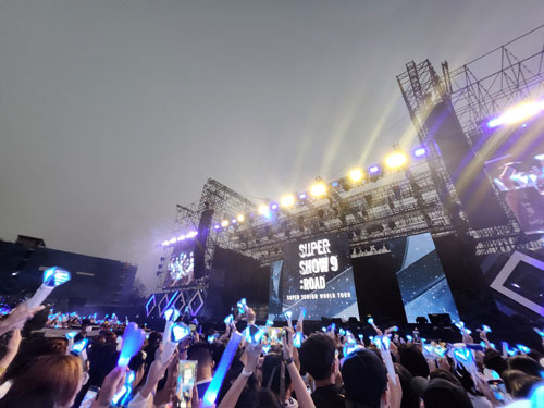 Lightstick phi&ecirc;n bản 2.0 của nh&oacute;m Super Junior c&oacute; thể biến đổi linh hoạt nhiều m&agrave;u sắc theo nhịp điệu, t&acirc;m trạng của b&agrave;i h&aacute;t