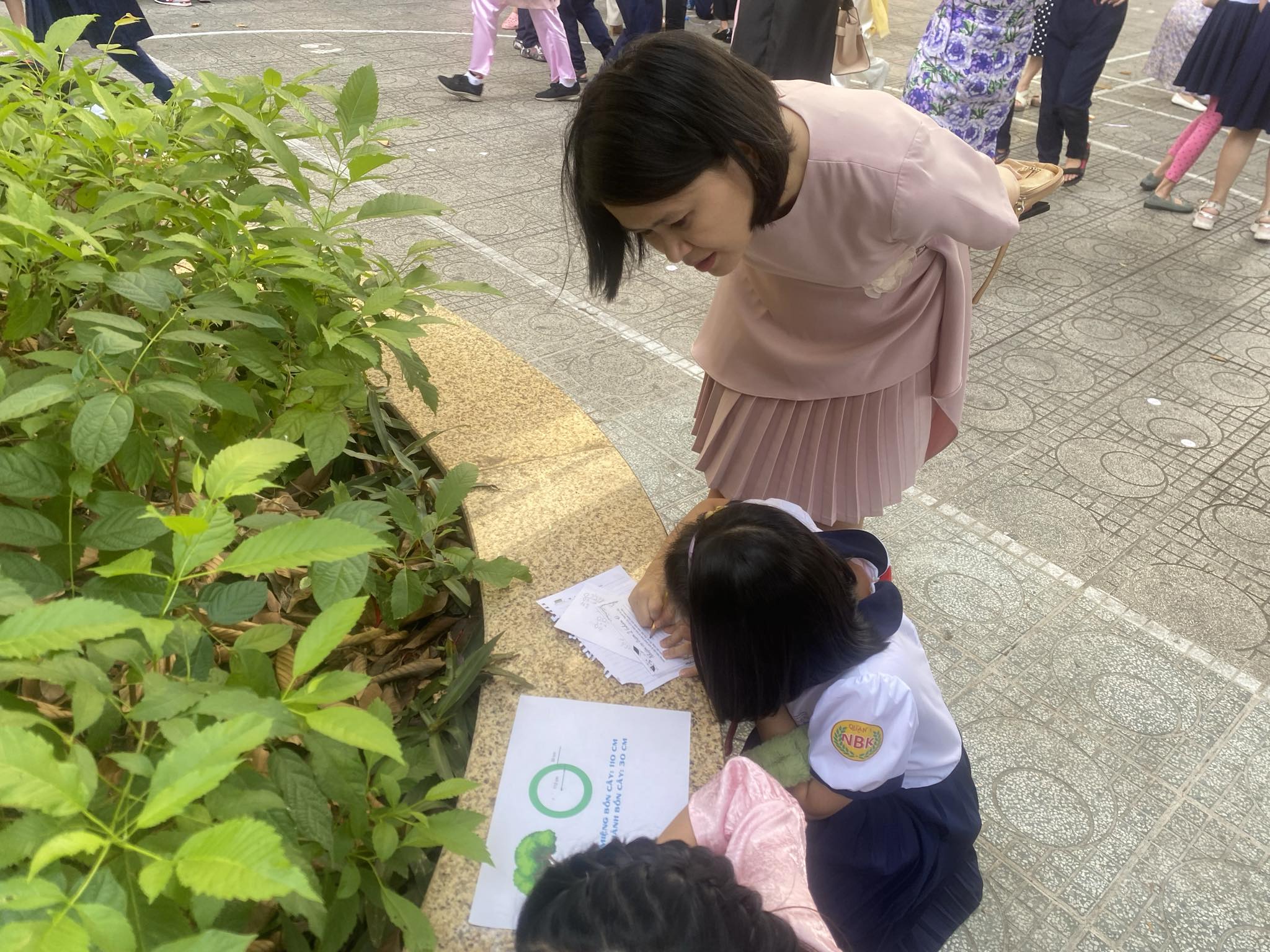 Học sinh tiểu học &ugrave;a xuống s&acirc;n trường để đo vẽ, t&iacute;nh to&aacute;n- Ảnh 7.