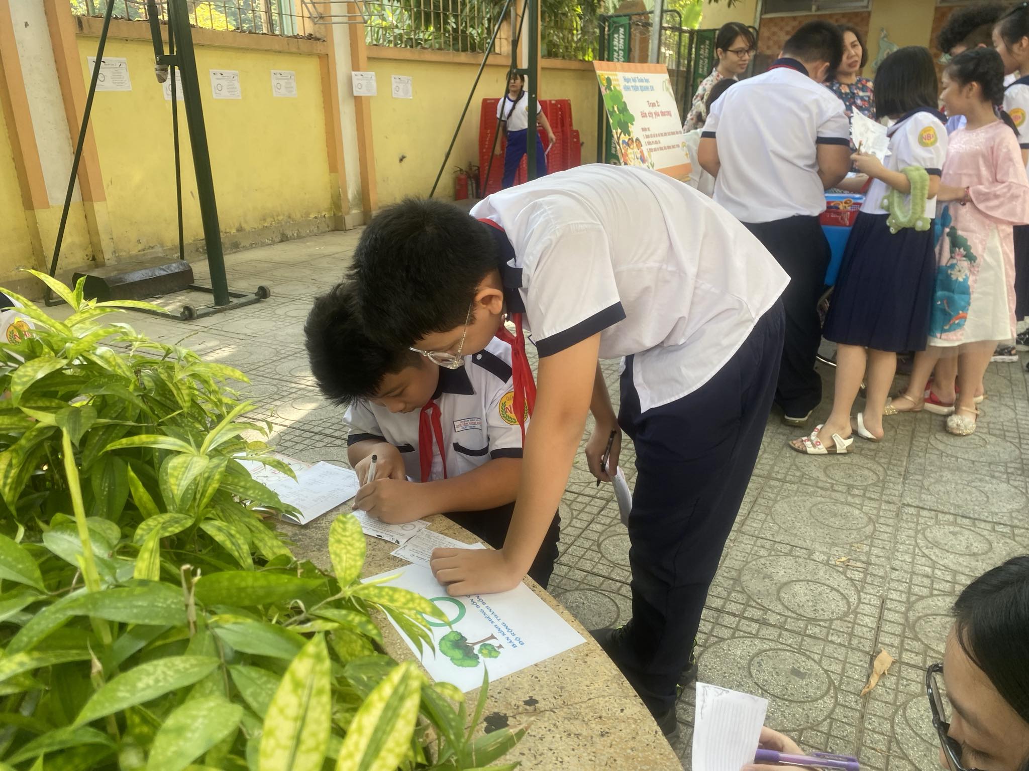 Học sinh tiểu học &ugrave;a xuống s&acirc;n trường để đo vẽ, t&iacute;nh to&aacute;n- Ảnh 6.