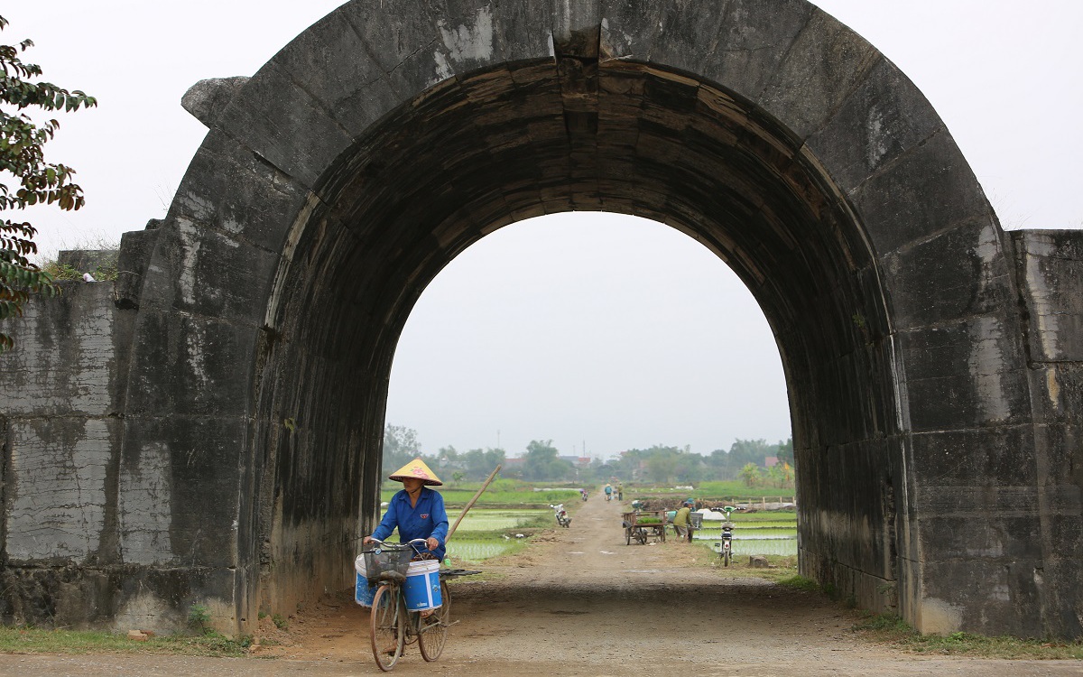 Bình yên cảnh nông dân cấy lúa trong thành cổ trên 600 năm tuổi