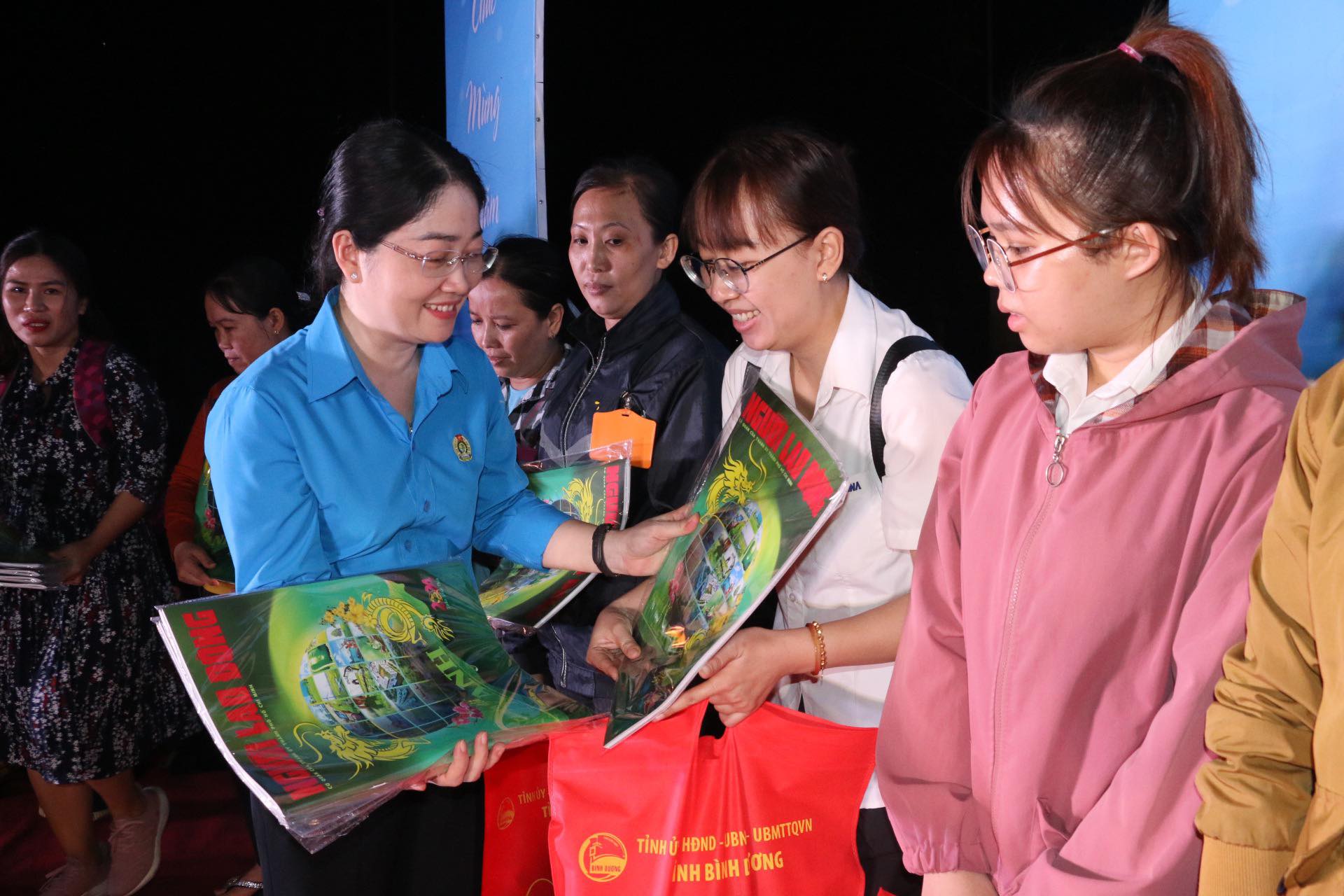 C&ocirc;ng nh&acirc;n ở Bến C&aacute;t - B&igrave;nh Dương mua sắm tại "Chợ Tết C&ocirc;ng đo&agrave;n"- Ảnh 5.