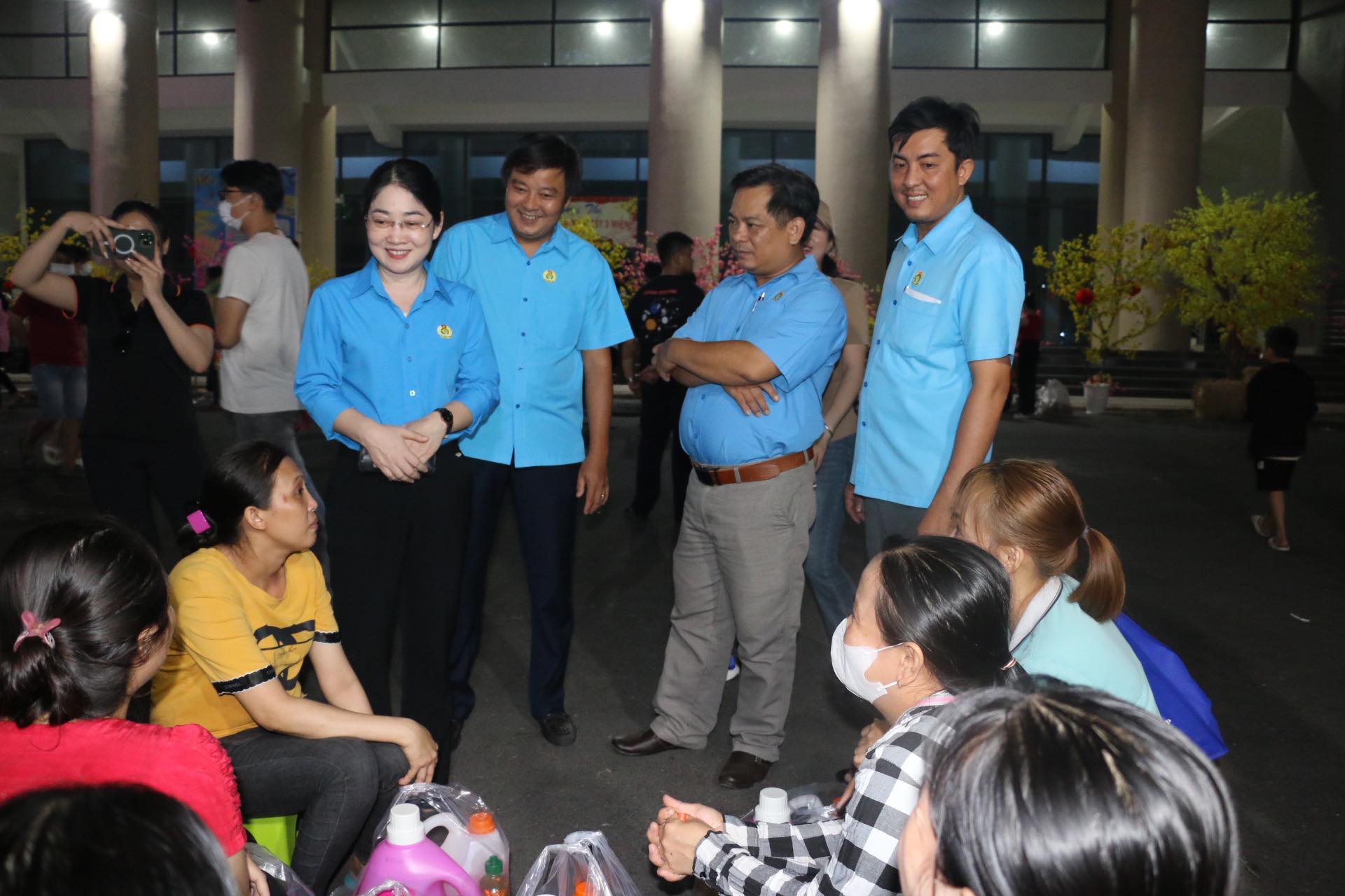 C&ocirc;ng nh&acirc;n ở Bến C&aacute;t - B&igrave;nh Dương mua sắm tại "Chợ Tết C&ocirc;ng đo&agrave;n"- Ảnh 7.