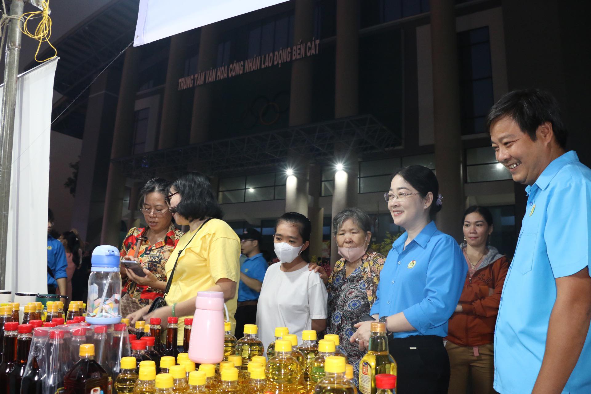 C&ocirc;ng nh&acirc;n ở Bến C&aacute;t - B&igrave;nh Dương mua sắm tại "Chợ Tết C&ocirc;ng đo&agrave;n"- Ảnh 8.