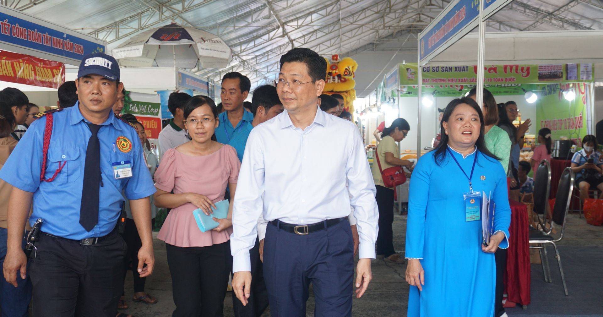 Nghĩa tình phiên chợ Tết ở Bình Dương, Tây Ninh - Ảnh 3.