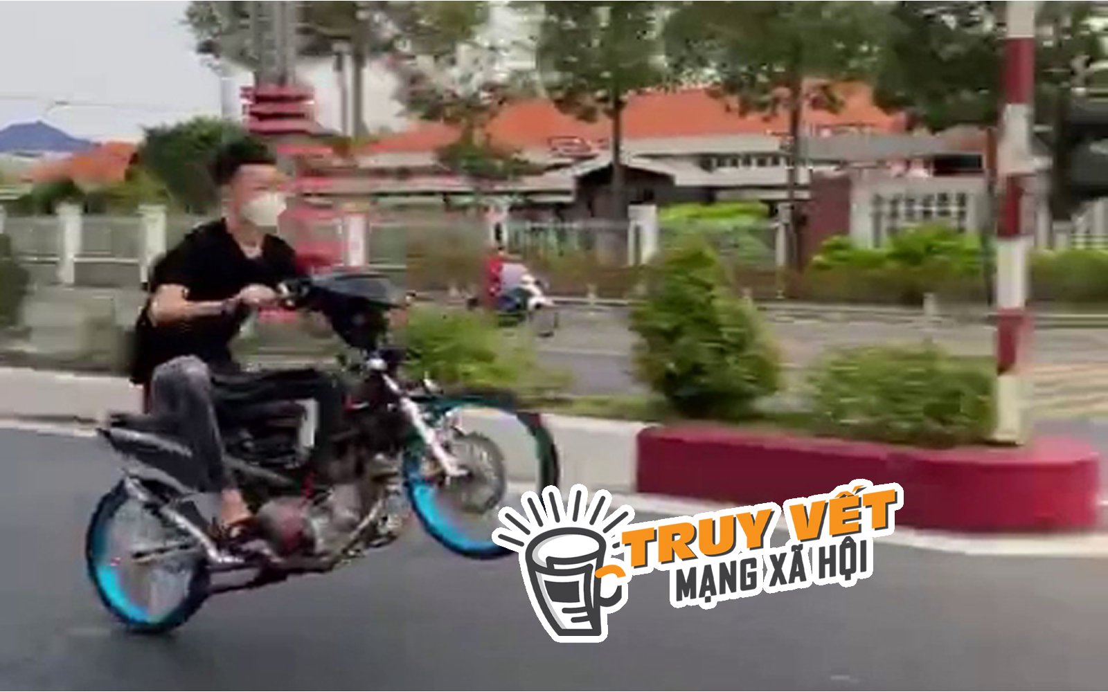 Xử lý nghiêm thanh niên “biểu diễn” xe máy chạy 1 bánh