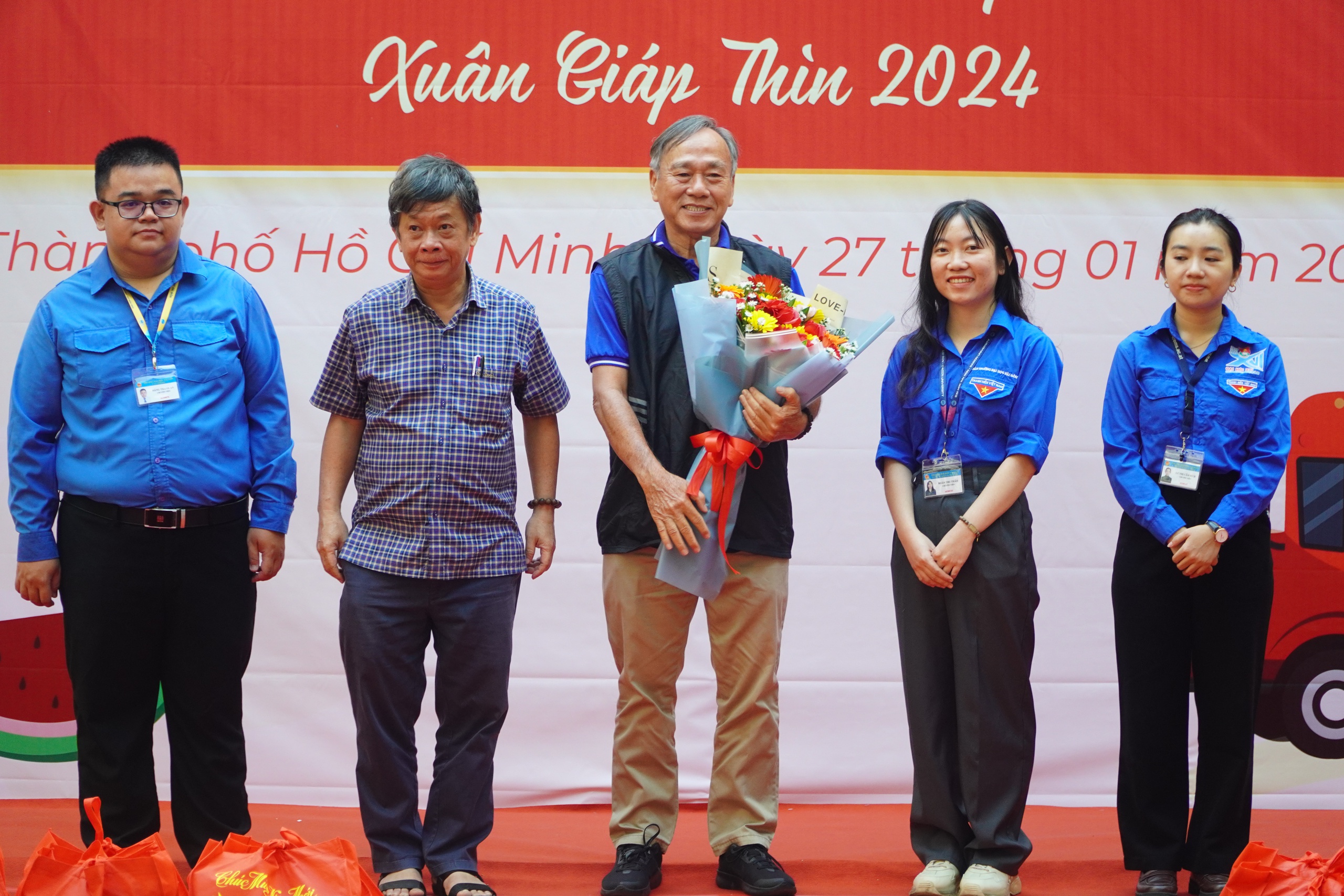 Ấm áp chuyến xe đoàn viên đưa sinh viên về quê vui Tết- Ảnh 16.