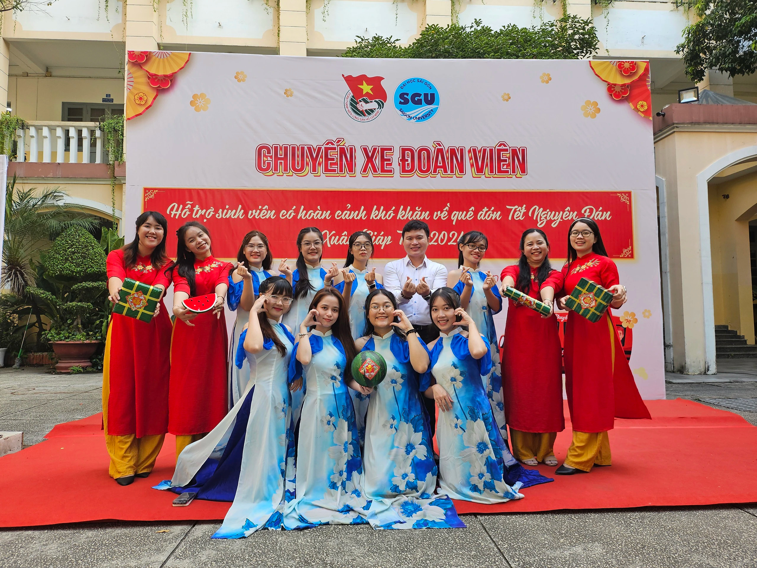 Ấm áp chuyến xe đoàn viên đưa sinh viên về quê vui Tết- Ảnh 21.