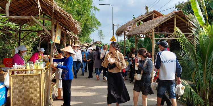 Người bán hàng sử dụng đồ dùng bằng vật liệu không làm ảnh hưởng xấu cho môi trường