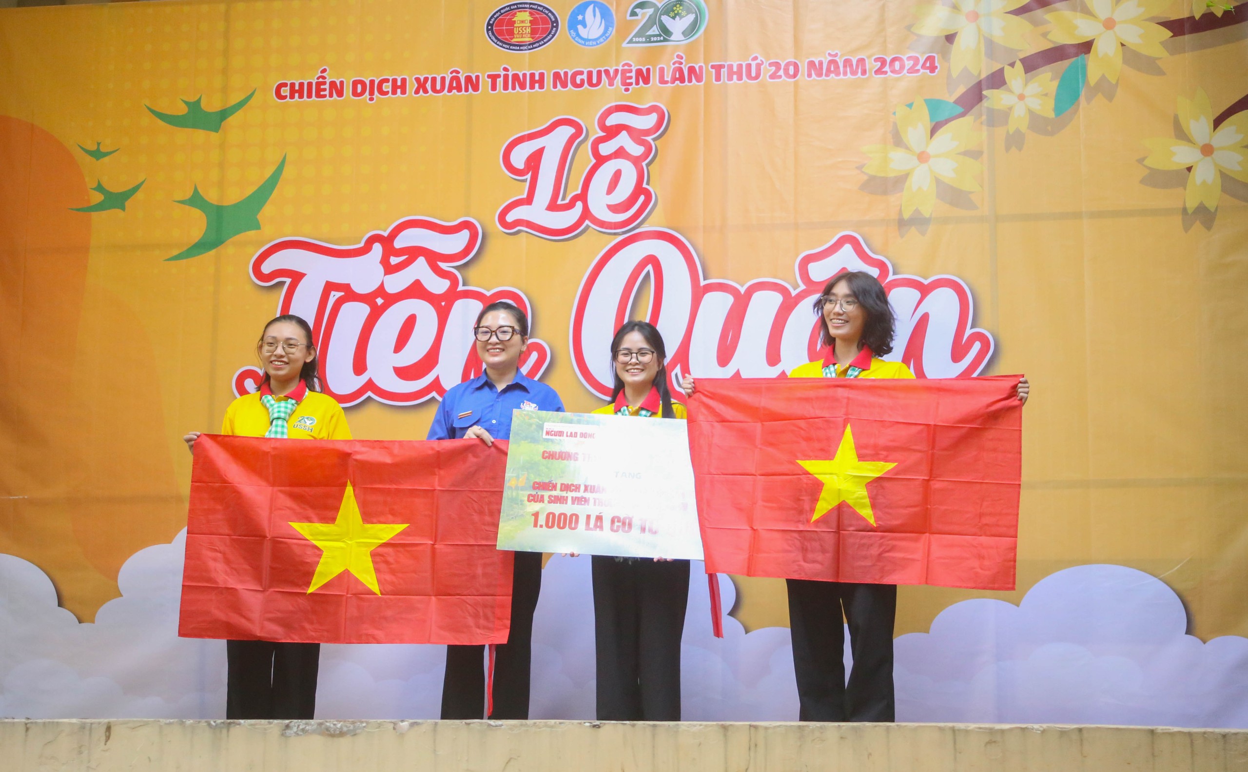 Hơn 1.300 chiến sĩ Xu&acirc;n T&igrave;nh nguyện mang Tết đến người d&acirc;n v&ugrave;ng xa c&ugrave;ng 1.000 l&aacute; cờ Tổ quốc- Ảnh 2.