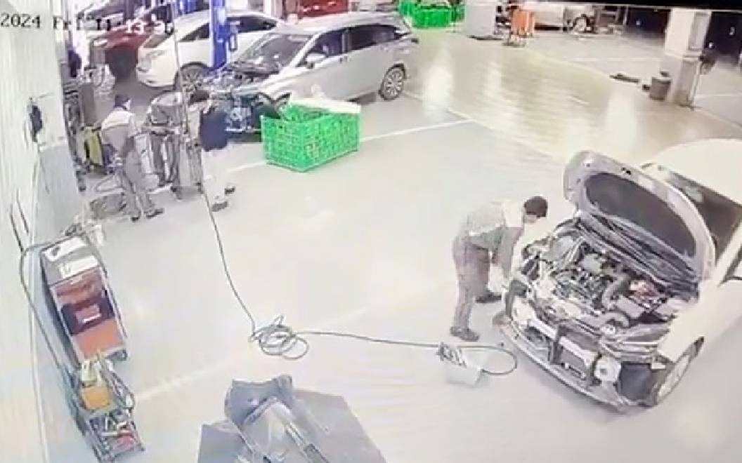VIDEO: Nổ b&igrave;nh dầu trong xưởng của đại l&yacute; &ocirc;t&ocirc; Toyota, 1 người bị thương