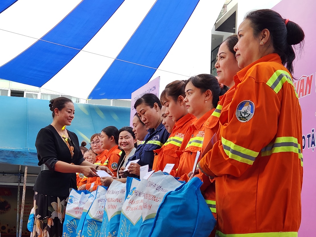 VWS&nbsp;tặng qu&agrave; Tết cho nữ c&ocirc;ng nh&acirc;n m&ocirc;i trường đ&ocirc; thị- Ảnh 1.