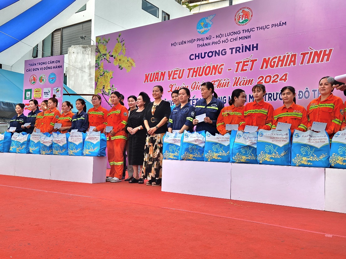 VWS&nbsp;tặng qu&agrave; Tết cho nữ c&ocirc;ng nh&acirc;n m&ocirc;i trường đ&ocirc; thị- Ảnh 2.
