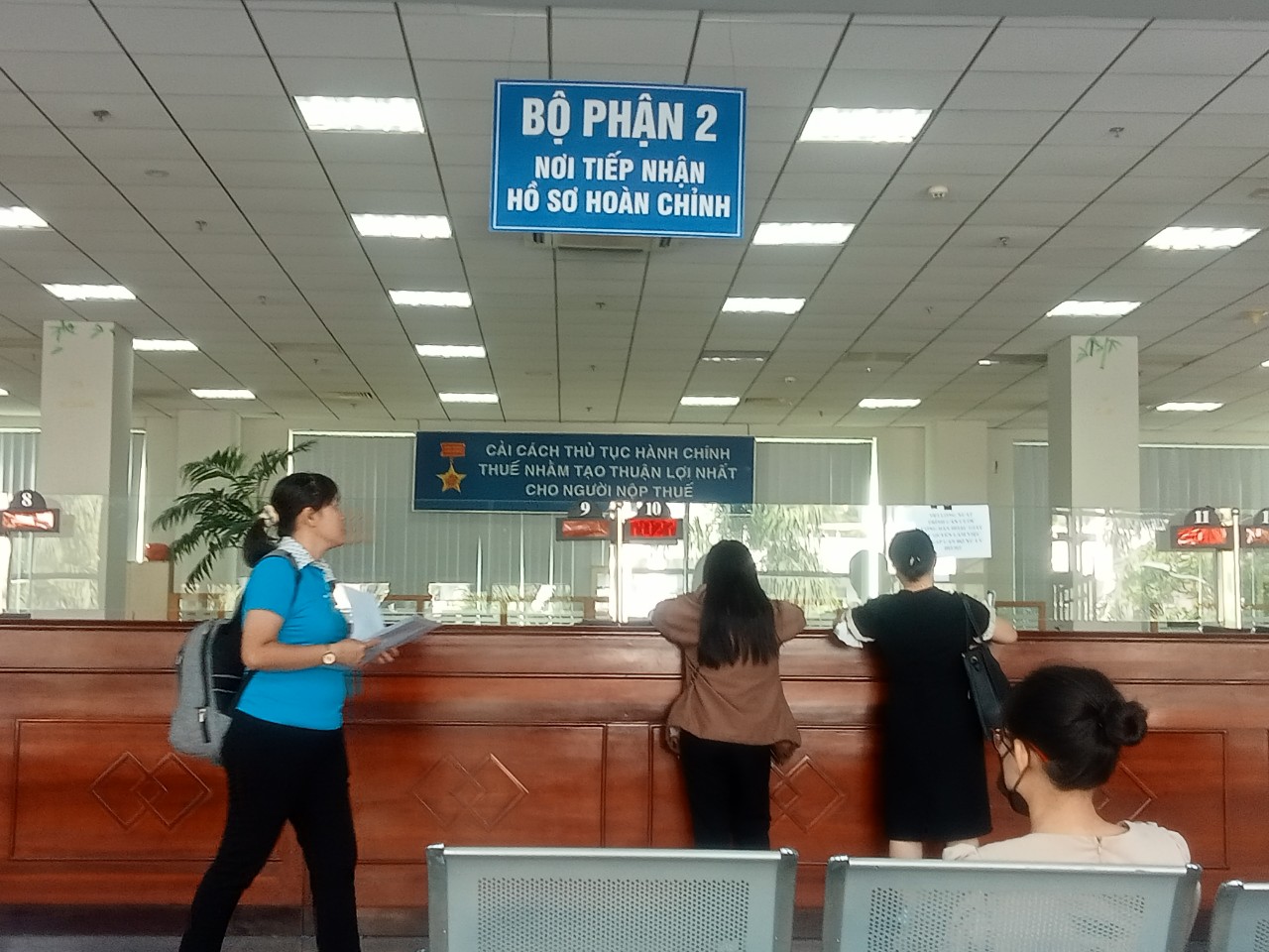 Thu nhập từ tiền giữa ca, ăn trưa c&oacute; bị trừ thuế?- Ảnh 1.