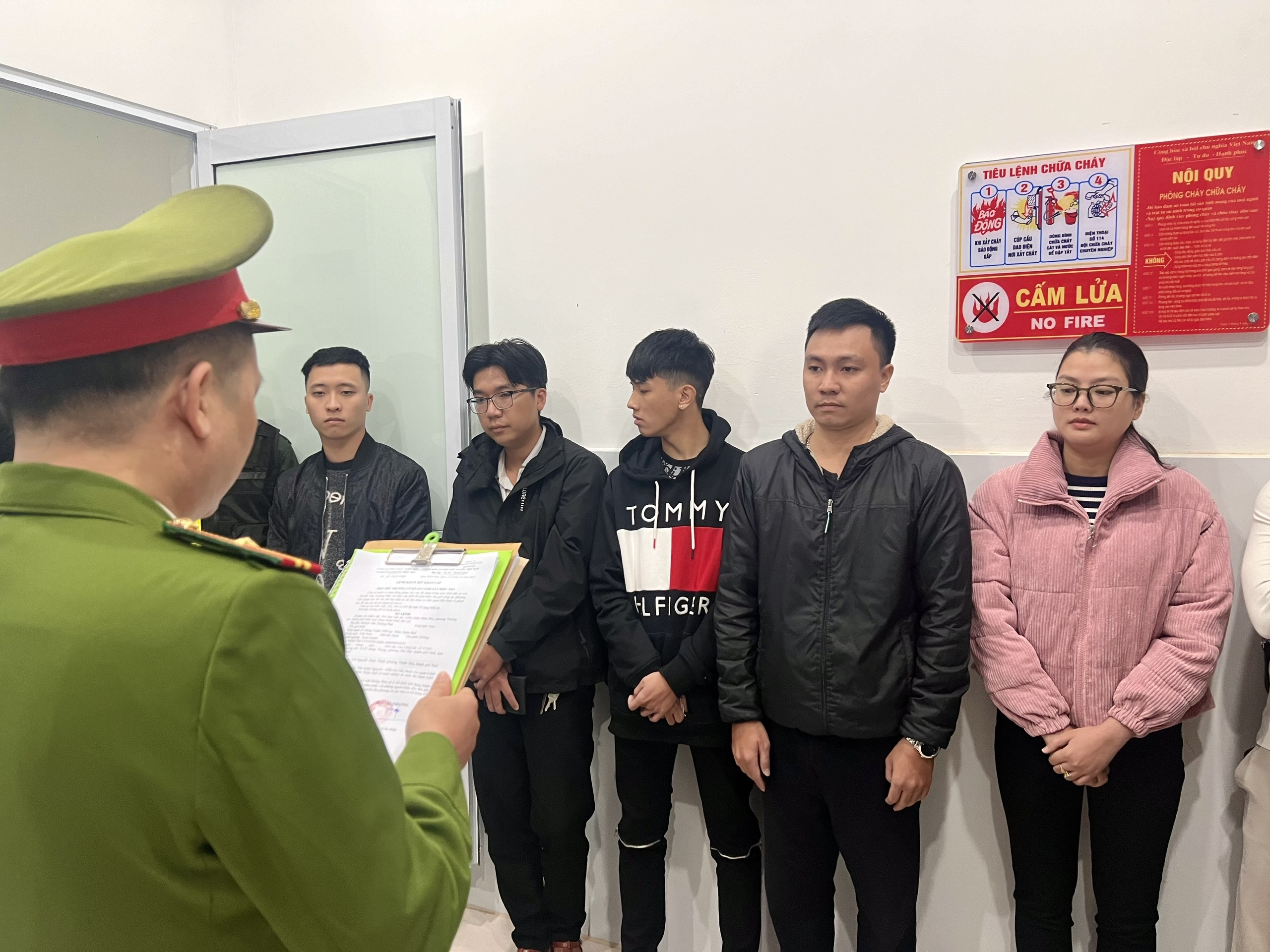 Bắt giữ nh&oacute;m cho vay l&atilde;i nặng chuy&ecirc;n gắn thiết bị theo d&otilde;i người vay- Ảnh 2.