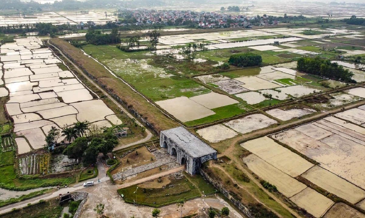 B&igrave;nh y&ecirc;n cảnh n&ocirc;ng d&acirc;n cấy l&uacute;a trong th&agrave;nh cổ tr&ecirc;n 600 năm tuổi- Ảnh 2.