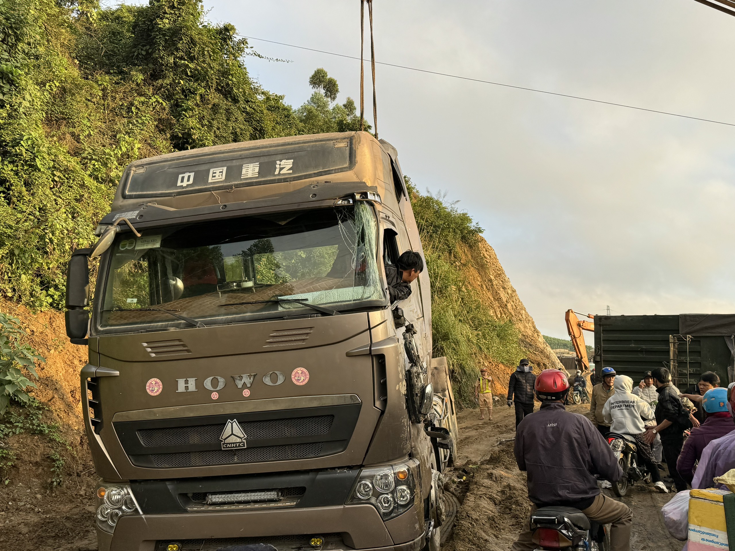 Tai nạn ở đ&egrave;o An Kh&ecirc;, &ocirc; t&ocirc; xếp h&agrave;ng cả chục km tr&ecirc;n Quốc lộ 19 - Ảnh 4.