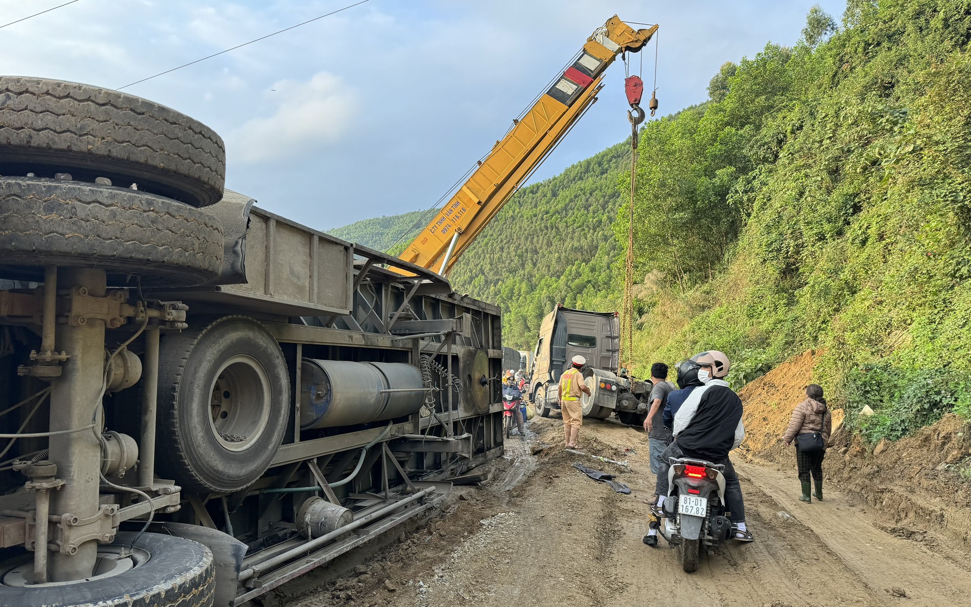 Tai nạn ở đèo An Khê, ô tô xếp hàng cả chục km trên Quốc lộ 19