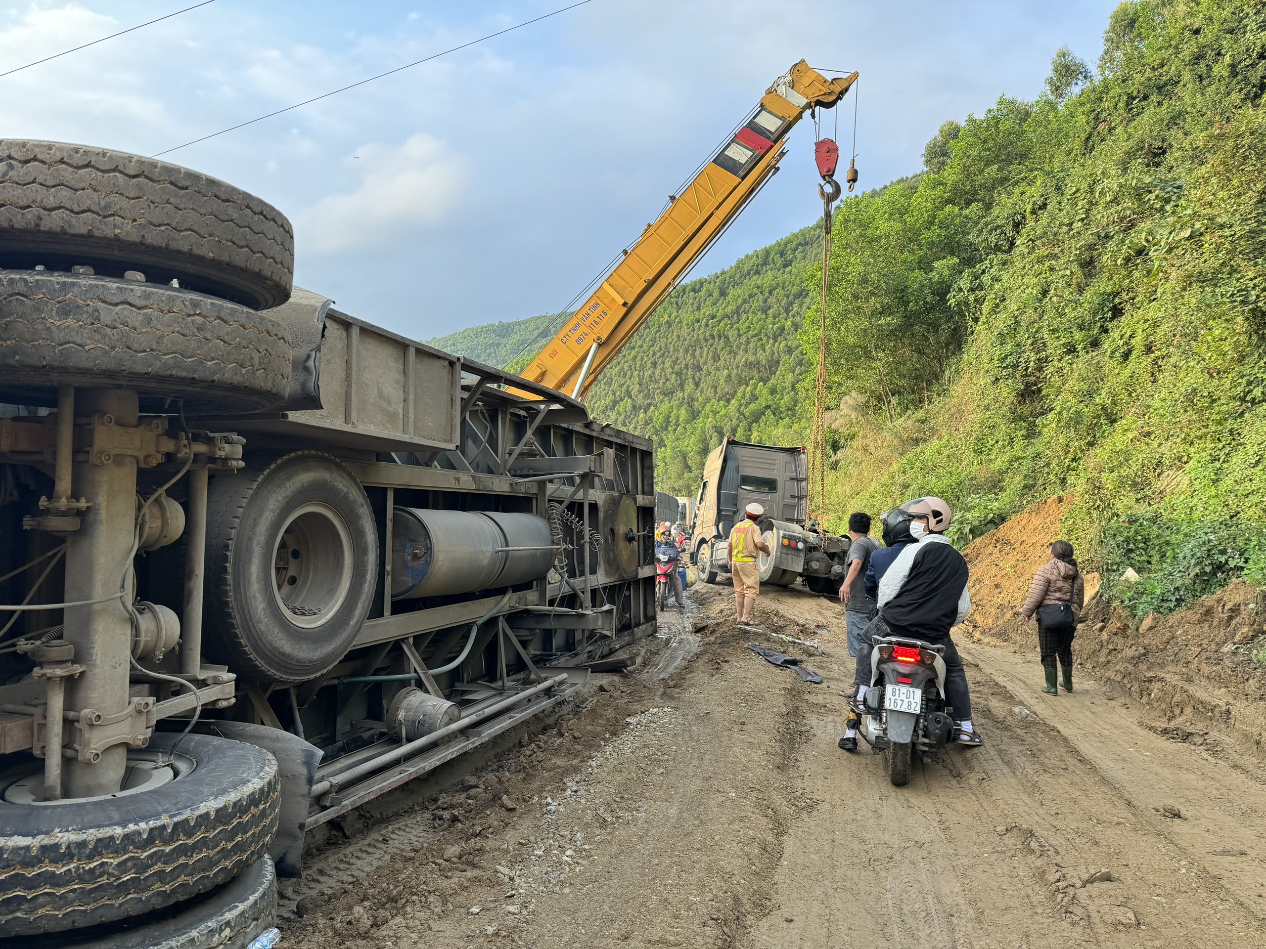 Tai nạn ở đ&egrave;o An Kh&ecirc;, &ocirc; t&ocirc; xếp h&agrave;ng cả chục km tr&ecirc;n Quốc lộ 19 - Ảnh 2.
