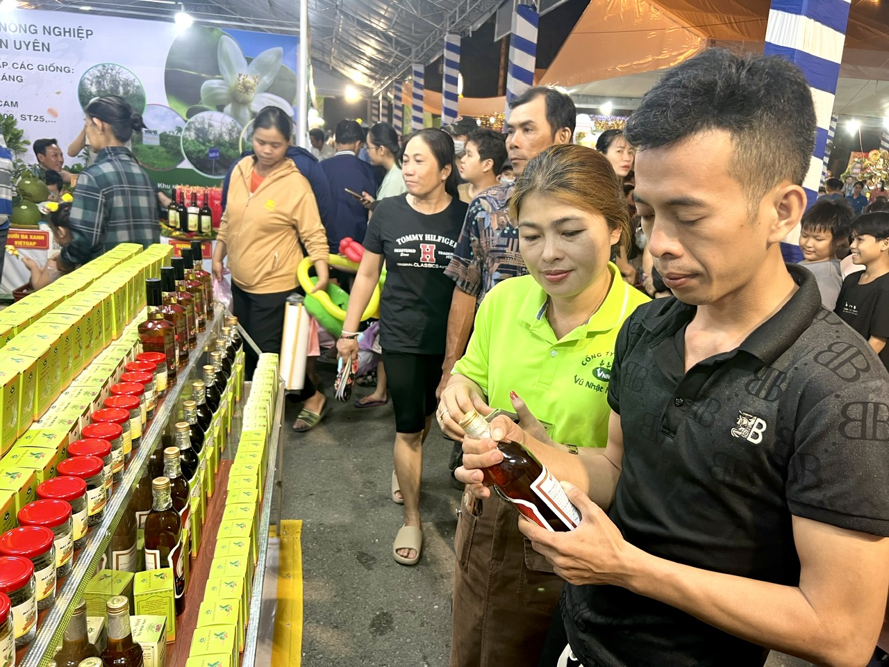 Buổi tối nhộn nhịp, nghĩa tình ở Tân Uyên
- Ảnh 2.