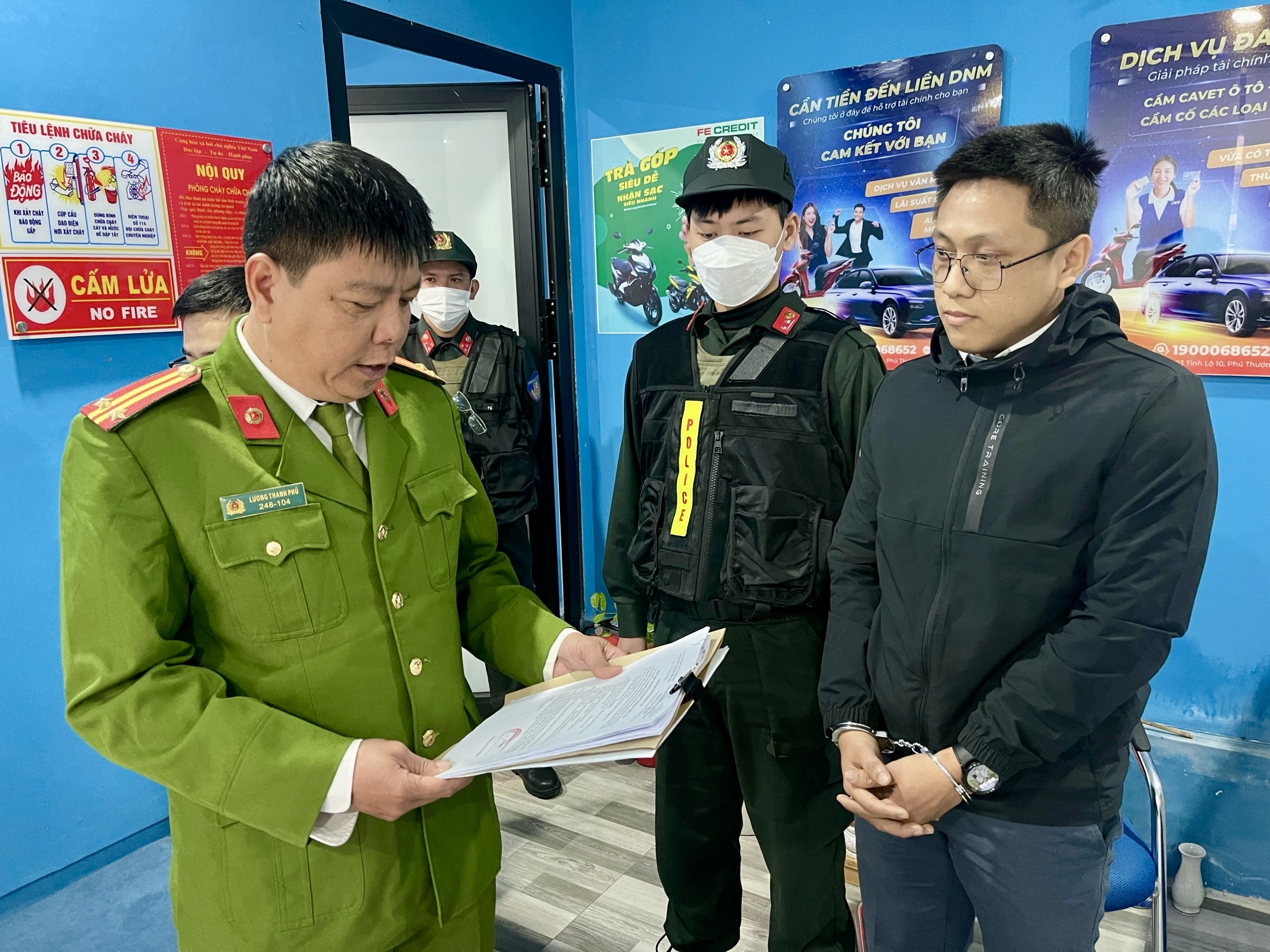 Bắt giữ nh&oacute;m cho vay l&atilde;i nặng chuy&ecirc;n gắn thiết bị theo d&otilde;i người vay- Ảnh 1.