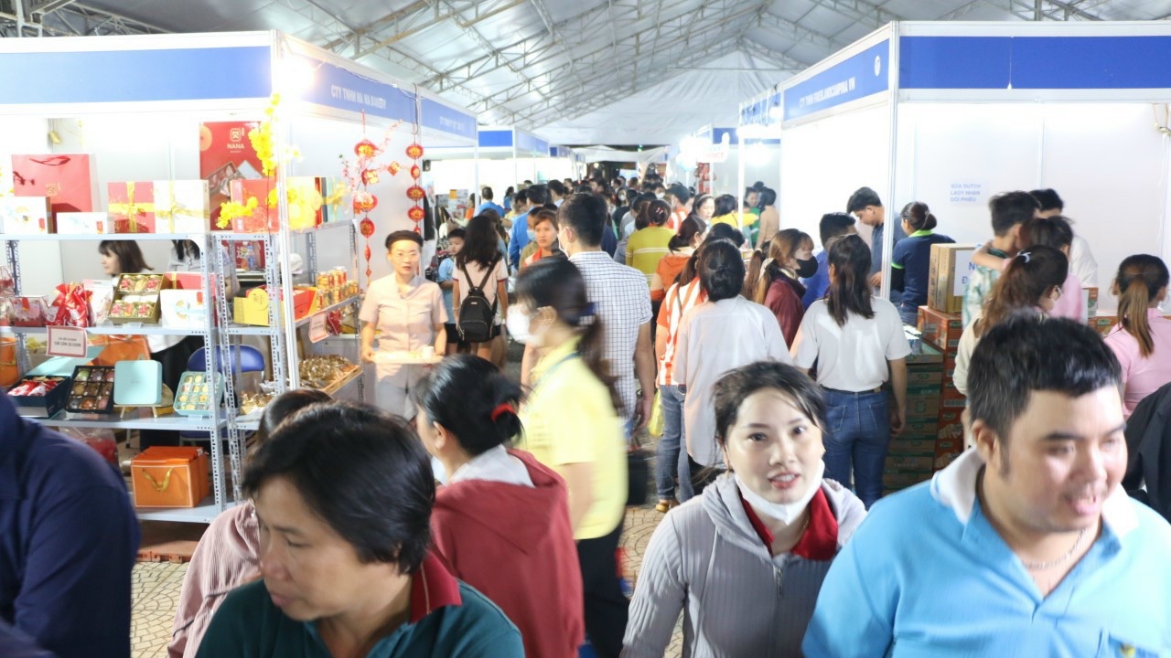 Nghĩa tình phiên chợ Tết ở Bình Dương, Tây Ninh - Ảnh 2.