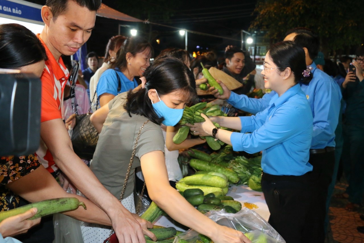Nghĩa tình phiên chợ Tết ở Bình Dương, Tây Ninh - Ảnh 1.