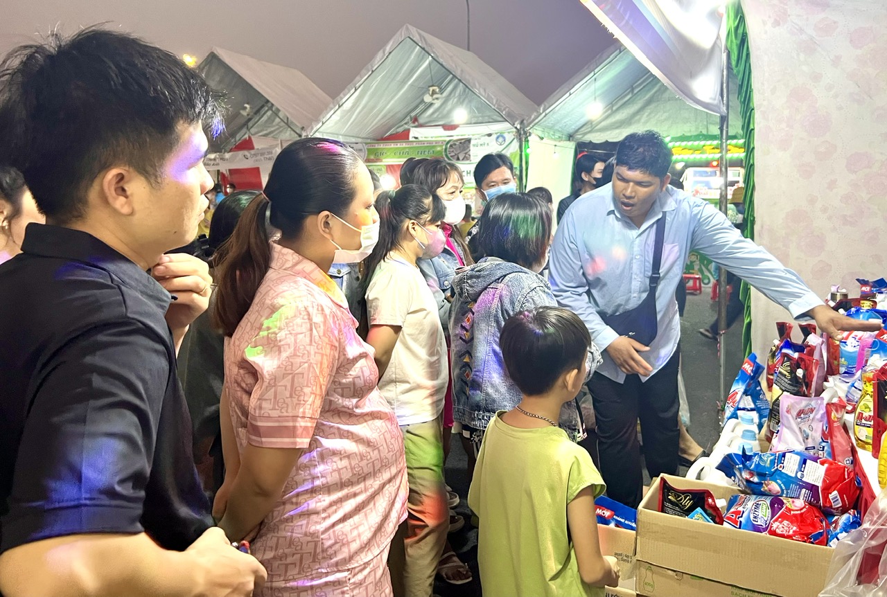 C&ocirc;ng nh&acirc;n ở Bến C&aacute;t - B&igrave;nh Dương mua sắm tại "Chợ Tết C&ocirc;ng đo&agrave;n"- Ảnh 3.