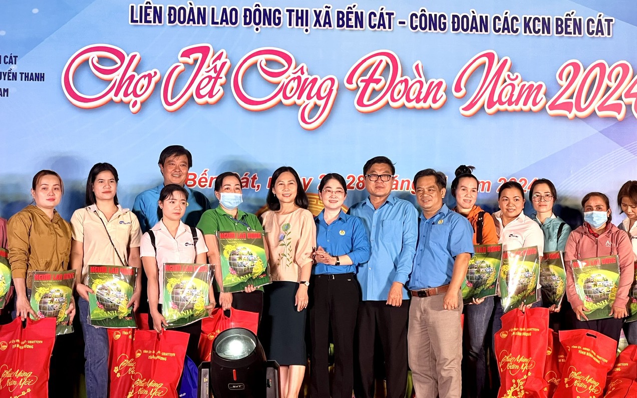 Công nhân ở Bến Cát - Bình Dương mua sắm tại "Chợ Tết Công đoàn"
