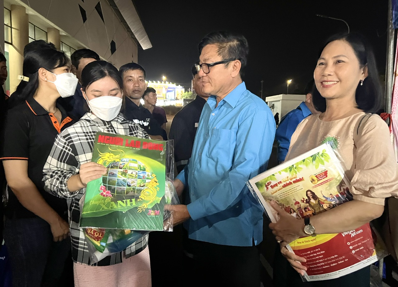 C&ocirc;ng nh&acirc;n ở Bến C&aacute;t - B&igrave;nh Dương mua sắm tại "Chợ Tết C&ocirc;ng đo&agrave;n"- Ảnh 2.