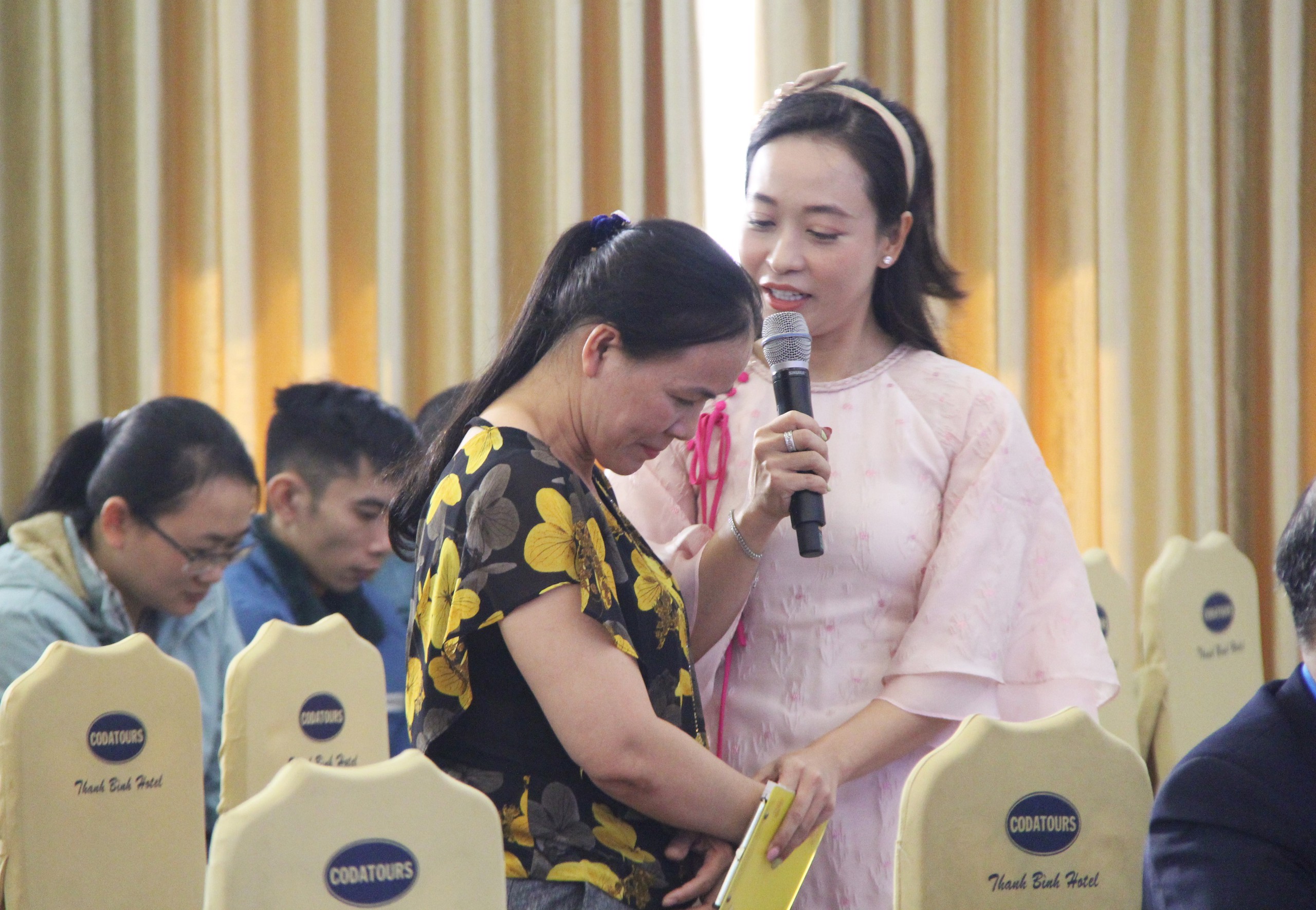 Nữ c&ocirc;ng nh&acirc;n bật kh&oacute;c tr&ecirc;n s&oacute;ng truyền h&igrave;nh v&igrave; Tết kh&ocirc;ng về qu&ecirc;- Ảnh 2.