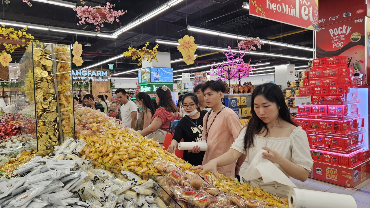 Hàng Tết dồi dào, bảo đảm an toàn thực phẩm- Ảnh 1.