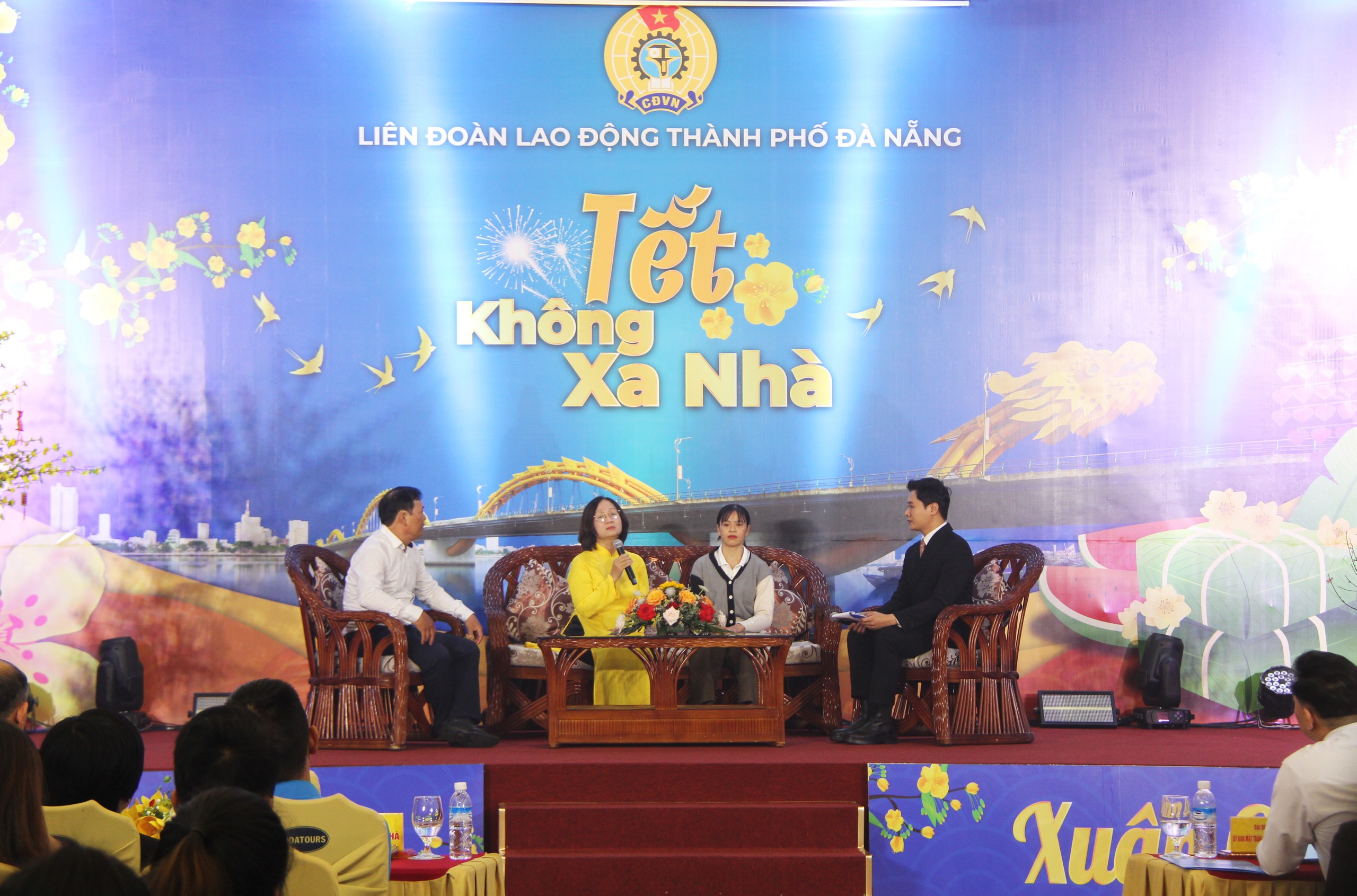 Nữ c&ocirc;ng nh&acirc;n bật kh&oacute;c tr&ecirc;n s&oacute;ng truyền h&igrave;nh v&igrave; Tết kh&ocirc;ng về qu&ecirc;- Ảnh 3.