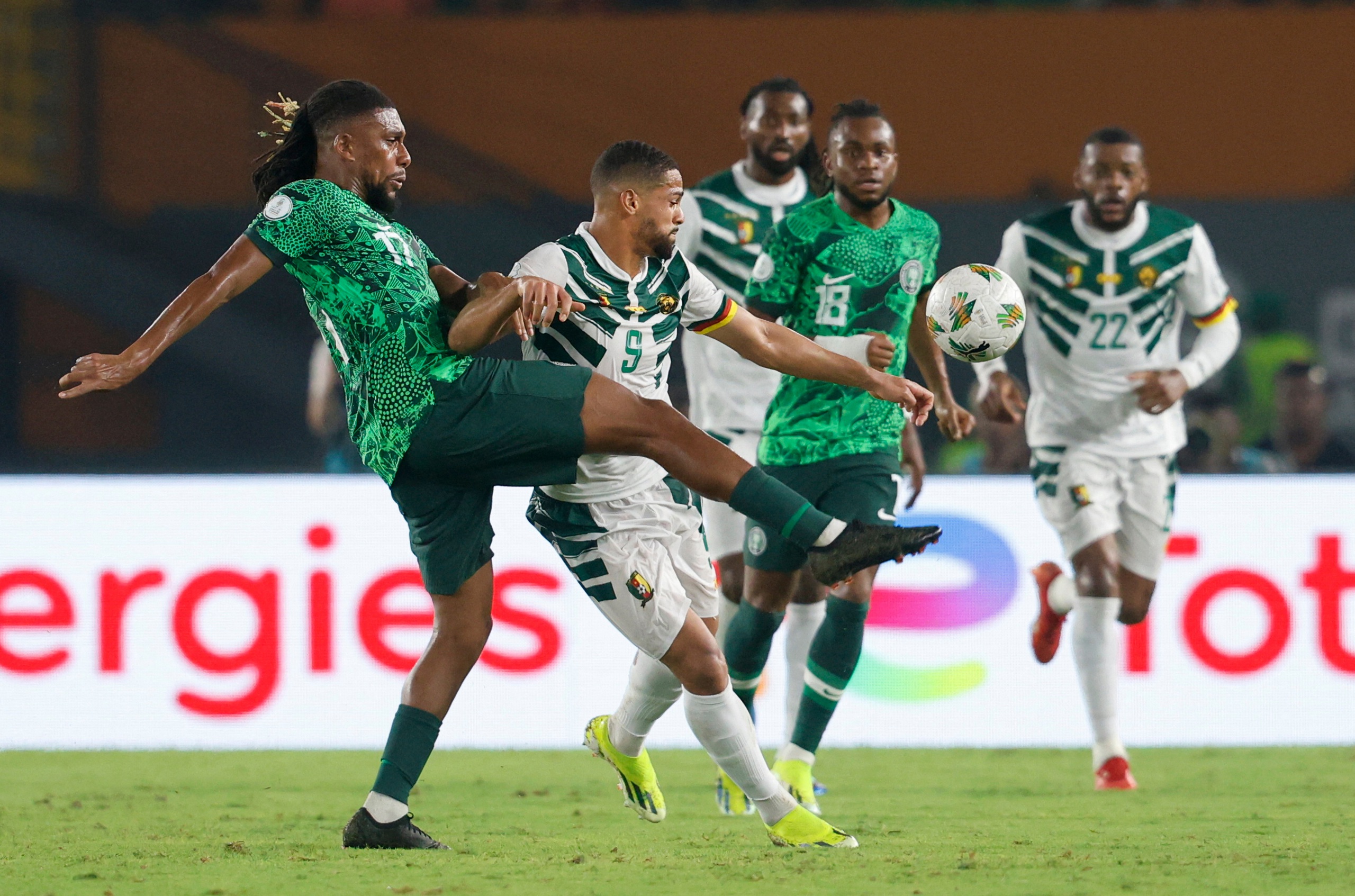 Em họ Onana g&acirc;y thảm họa, Cameroon thua sốc ở đại chiến trước Nigeria- Ảnh 1.