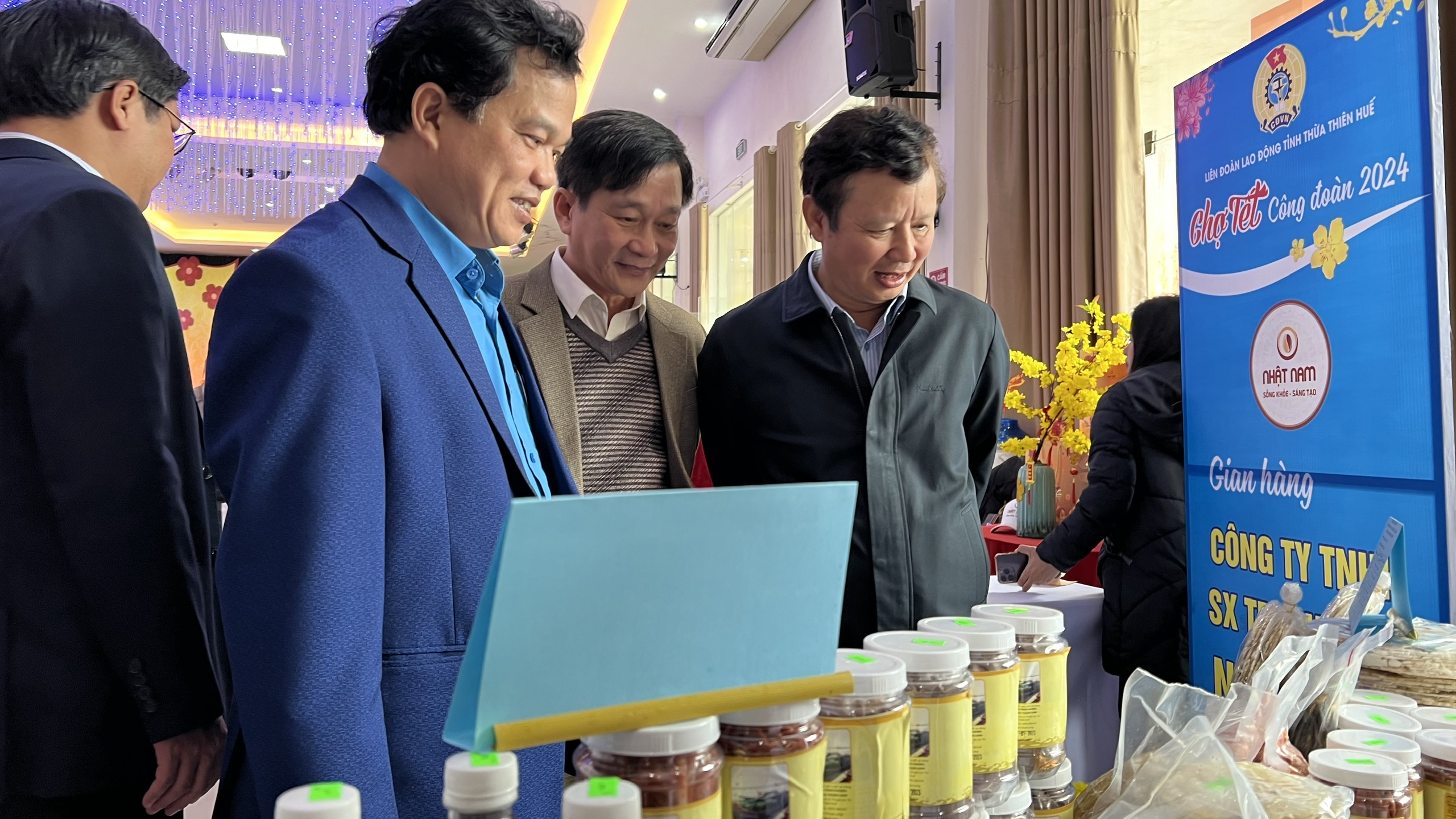 Công nhân, người lao động háo hức đi "Chợ tết Công đoàn"- Ảnh 3.