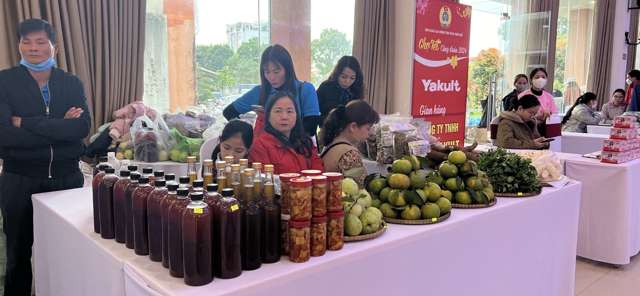 Công nhân, người lao động háo hức đi "Chợ tết Công đoàn"- Ảnh 2.