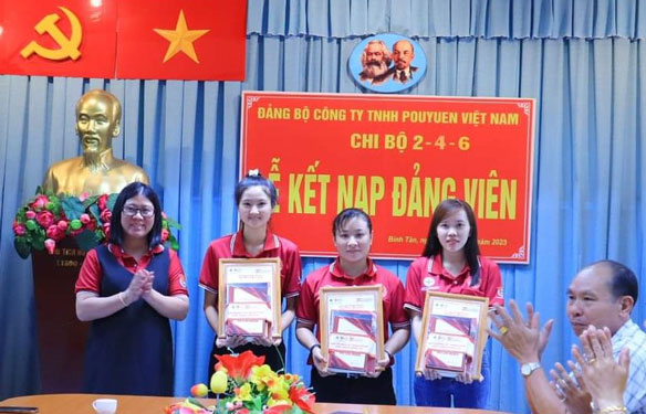 Lễ kết nạp đảng vi&ecirc;n tại Chi bộ 2-4-6 thuộc Đảng bộ C&ocirc;ng ty TNHH PouYuen Việt Nam