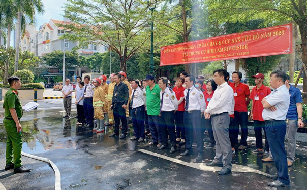 Việc th&agrave;nh lập Chi bộ chung cư Him Lam Riverside (quận 7, TP HCM) đ&atilde; gi&uacute;p giải quyết những c&ocirc;ng việc li&ecirc;n quan đến quyền lợi của cư d&acirc;n. Trong ảnh: Diễn tập ph&ograve;ng ch&aacute;y chữa ch&aacute;y v&agrave; cứu nạn cứu hộ tại chung cư Him Lam Riverside