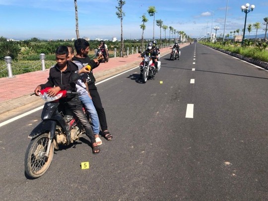 Hai thanh niên dùng ná cao su bắn cảnh sát bị thương- Ảnh 1.