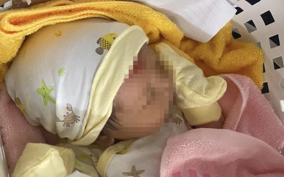 Nội dung bức thư mẹ bé gái 6 ngày tuổi bỏ con bên cây xăng ở TP HCM