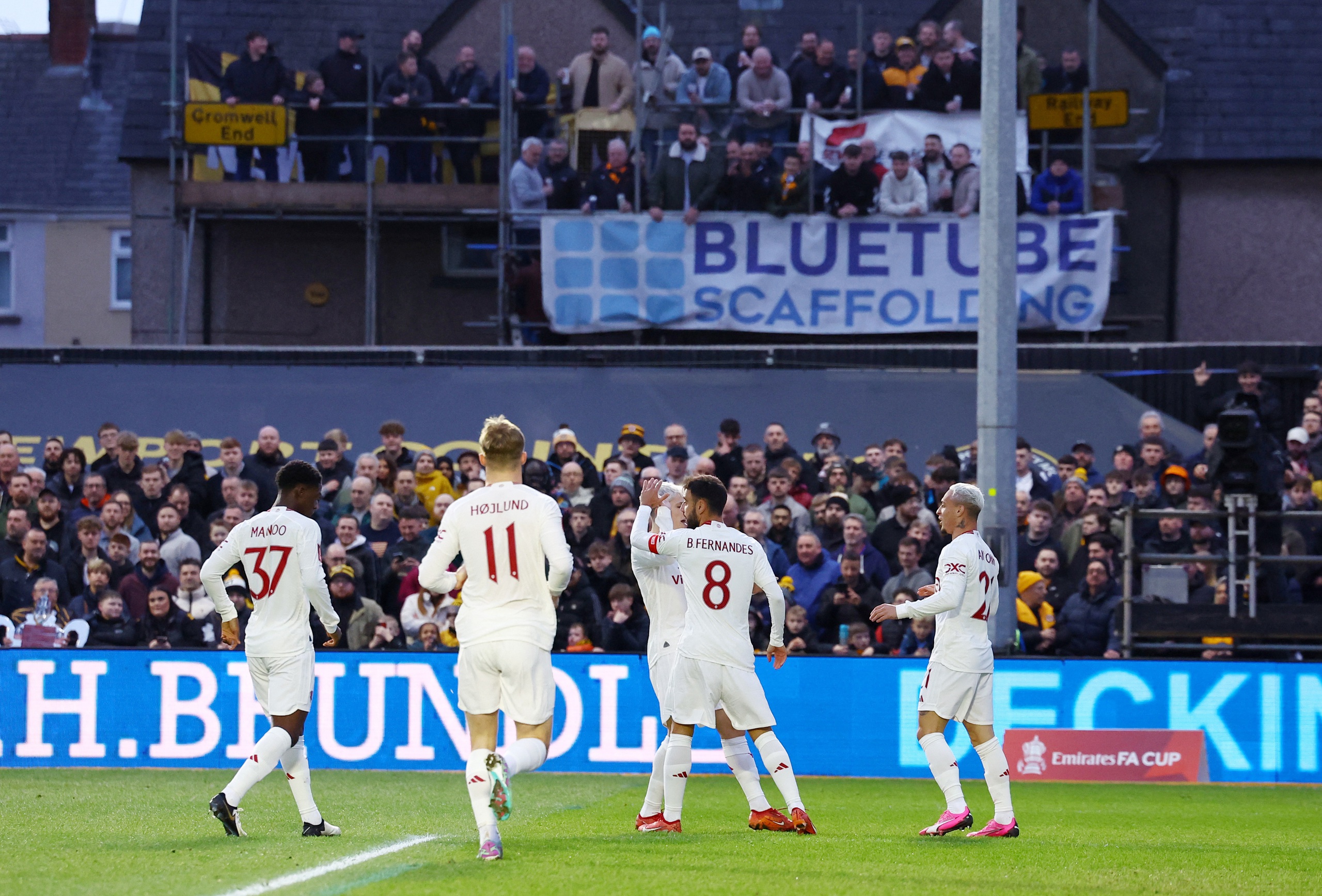Man United giật m&igrave;nh với Newport County, Liverpool "ra oai" v&ograve;ng 4 FA Cup- Ảnh 1.