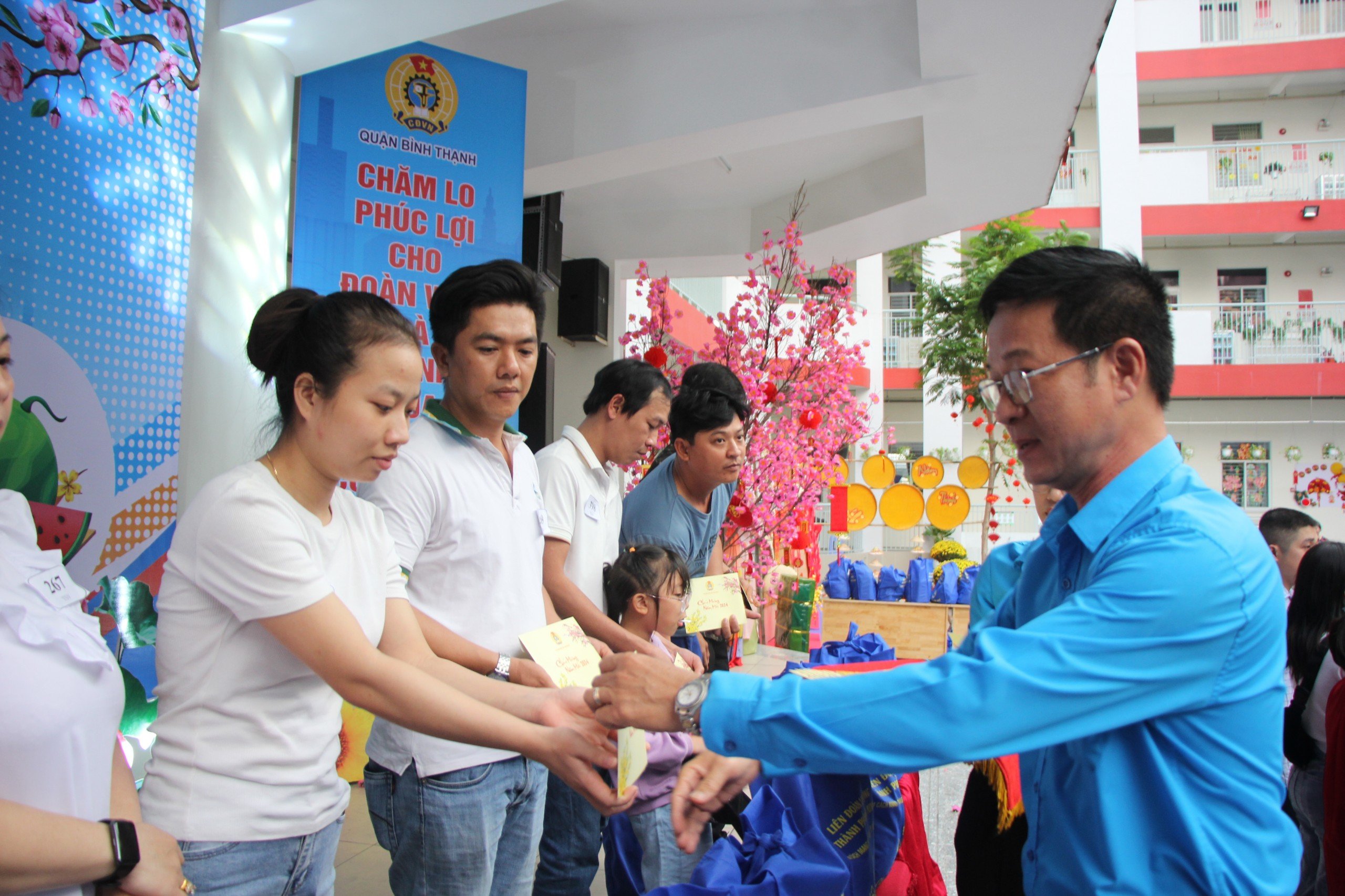 Lao động khắp nơi rộn r&agrave;ng vui Tết- Ảnh 9.