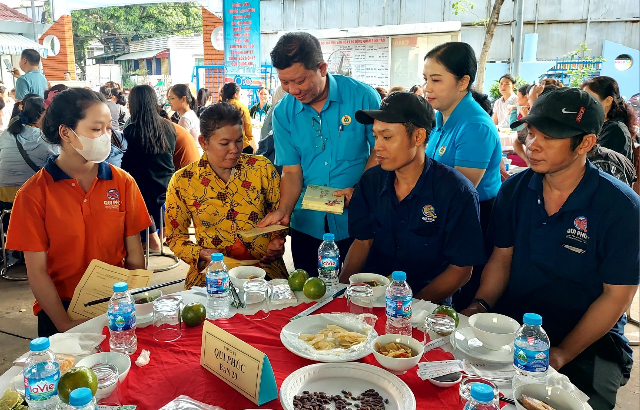 Lao động khắp nơi rộn r&agrave;ng vui Tết- Ảnh 1.