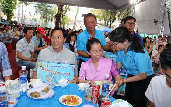 Tết xa quê vẫn ấm áp

