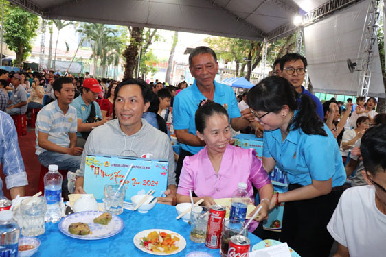 B&agrave; Trần Thị Diệu Th&uacute;y, Chủ tịch LĐLĐ TP HCM (b&igrave;a phải), tặng qu&agrave; cho c&ocirc;ng nh&acirc;n tại chương tr&igrave;nh &ldquo;Tết sum vầy&rdquo; do C&ocirc;ng đo&agrave;n c&aacute;c KCX-KCN TP HCM tổ chức Ảnh: HỒNG Đ&Agrave;O