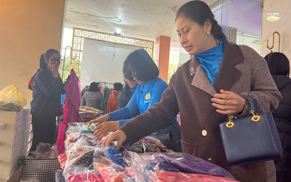 Thỏa sức mua sắm tại "Chợ Tết Công đoàn"

