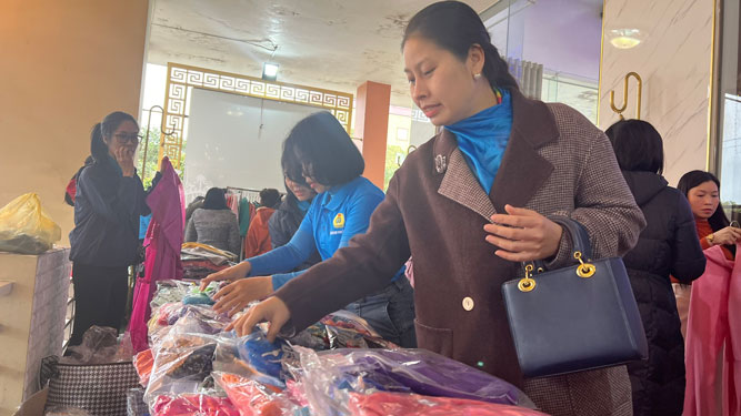 Đoàn viên - lao động lựa chọn mua sắm áo dài tại “Chợ Tết Công đoàn”