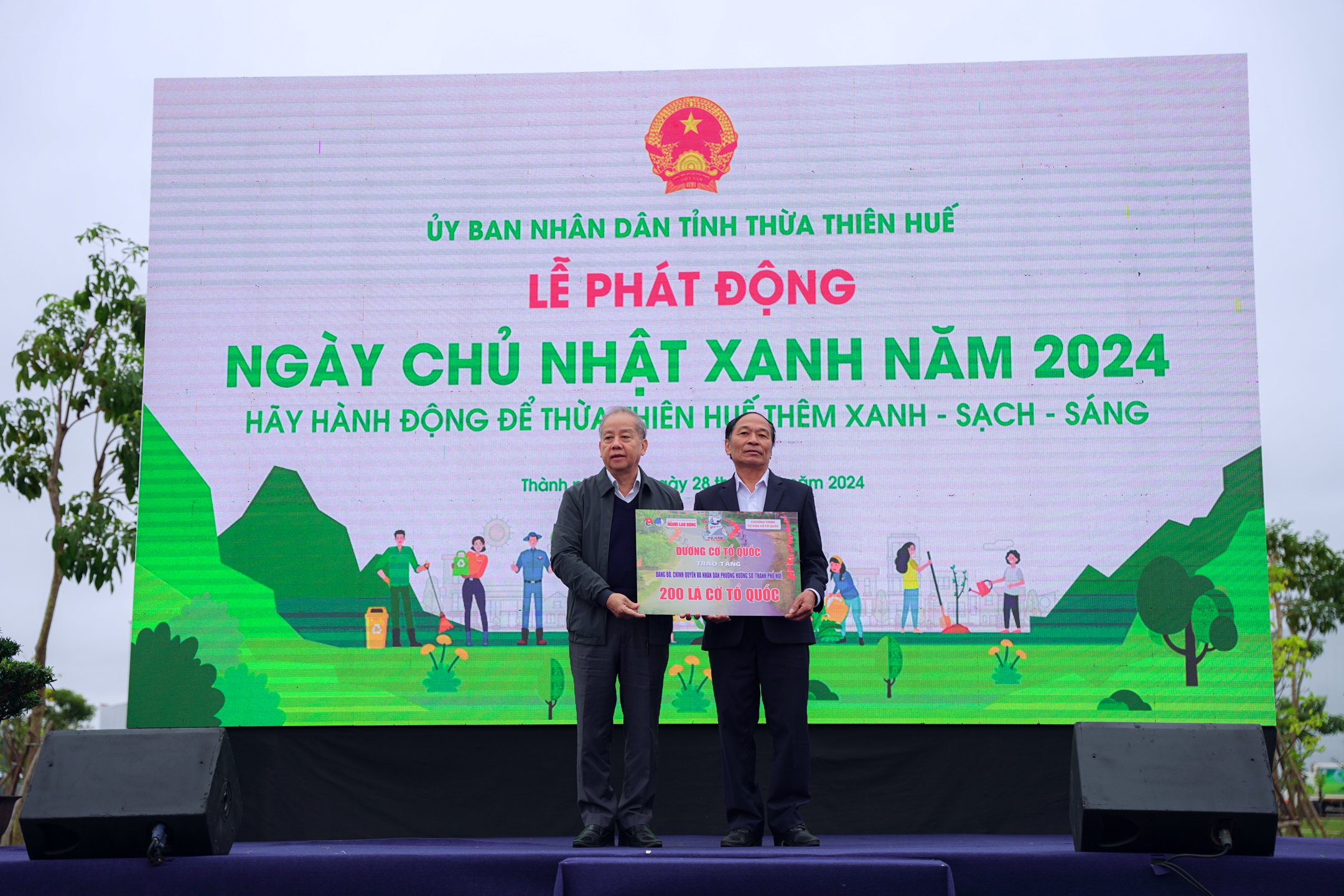 Trao 200 lá cờ Tổ quốc tại chương trình Ngày Chủ nhật xanh- Ảnh 1.