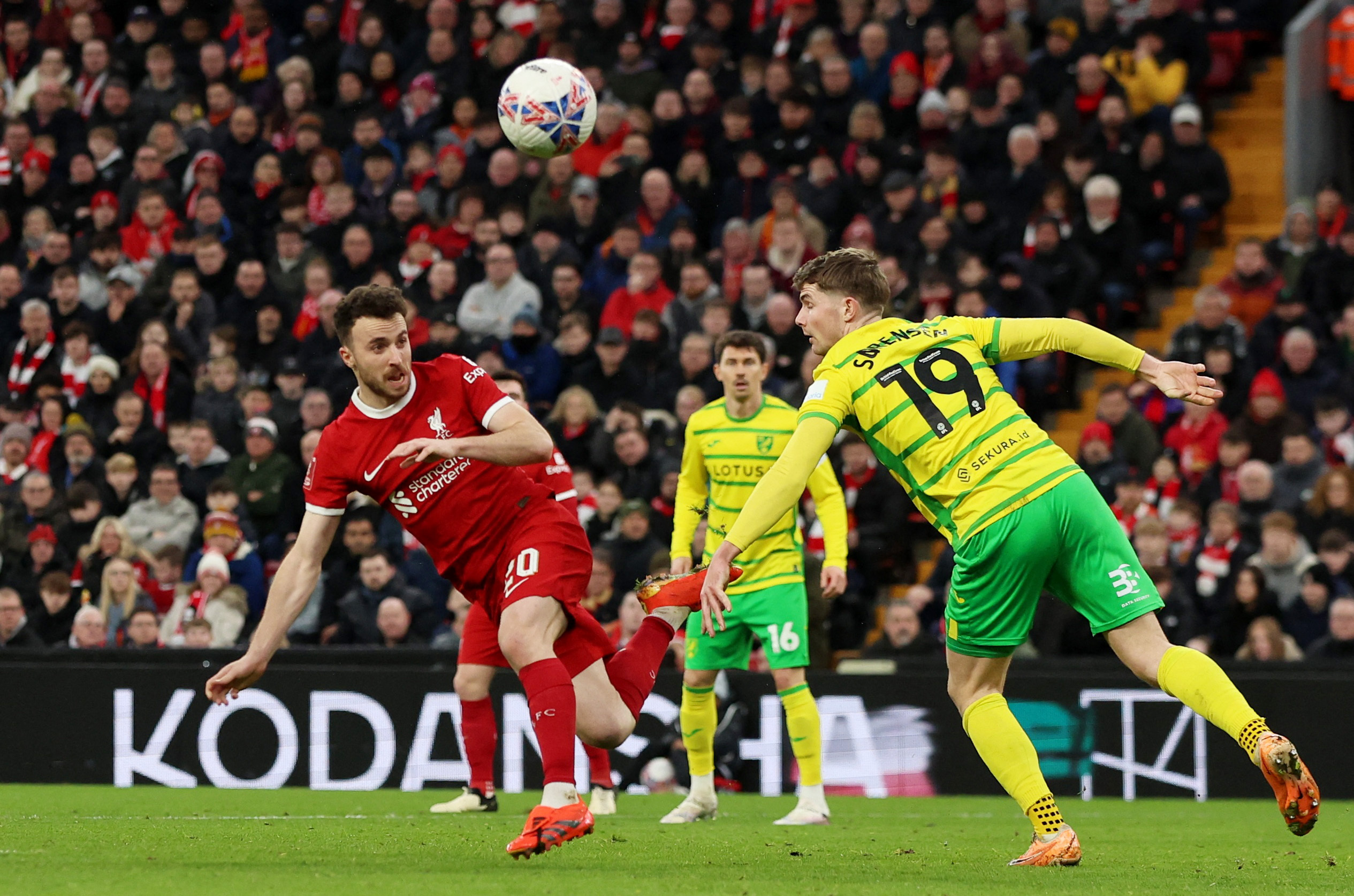 Man United giật m&igrave;nh với Newport County, Liverpool "ra oai" v&ograve;ng 4 FA Cup- Ảnh 7.