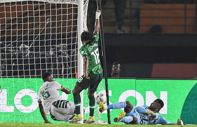 Em họ Onana g&acirc;y thảm họa, Cameroon thua sốc ở đại chiến trước Nigeria- Ảnh 2.